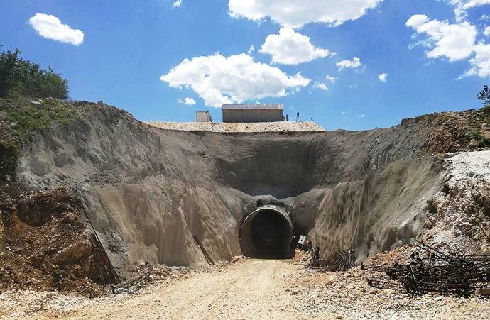 Probijeno 10,5 kilometara najvažnijeg dovodnog tunela za HE „Dabar“