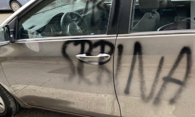 „Pali traktor, ubi Srbina“ Na autu beogradskih tablica u Splitu osvanuli antisrpski grafiti