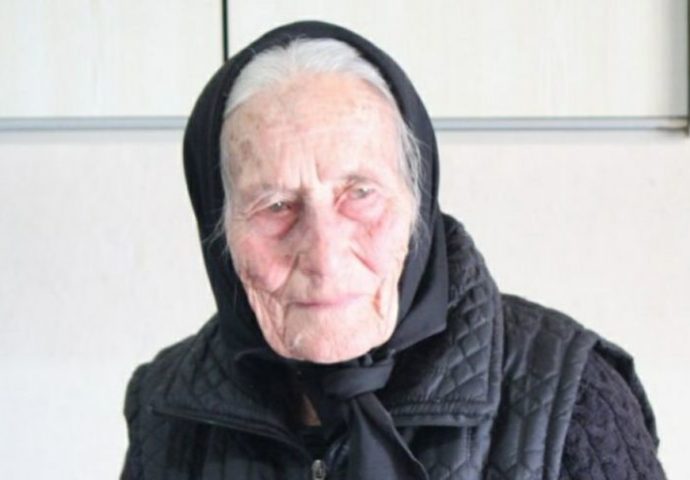 Baka Milica iz Gacka u 92 godini oplela čarape cijelom selu