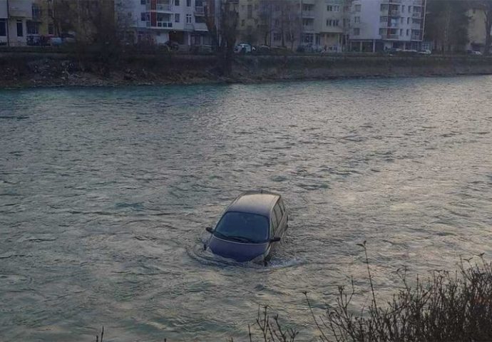 VIDEO: Automobil bez vozača sletio u Neretvu