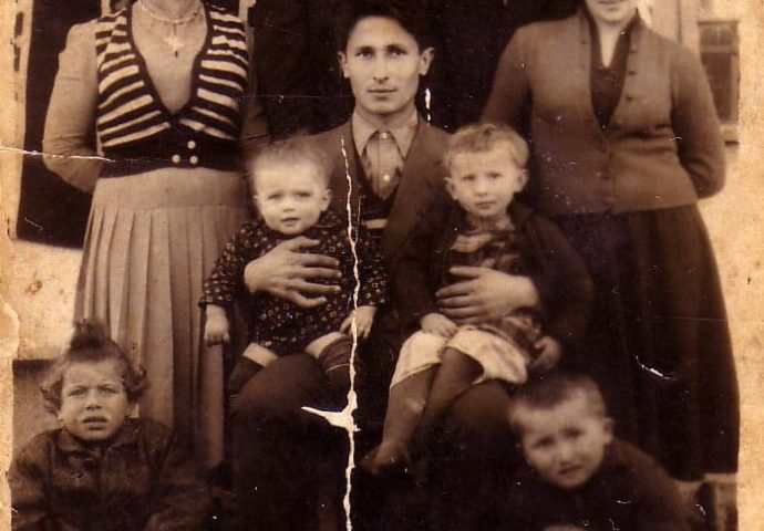 Porodična fotografija vladike Atanasija – A ovo je prva molitva koju je naučio od svoje majke