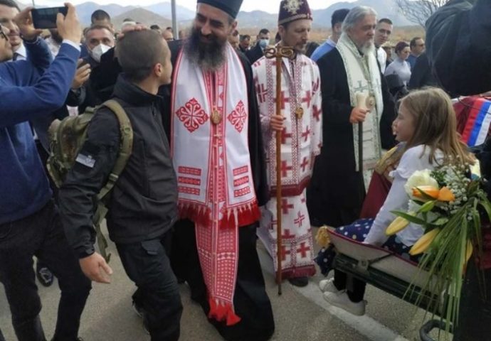 U litiji vladici Atanasiju bio je i jedan Albanac: Zove se Dušan, sa Kosova je i u Hercegovinu je stigao sa rancem na leđima