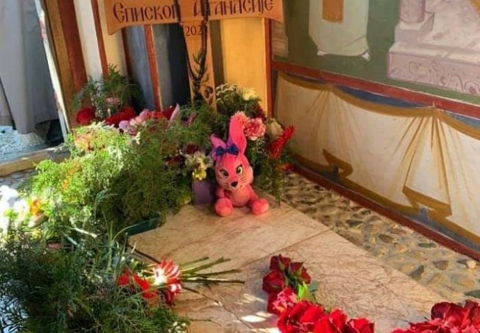 Najbolji prijatelj djece – Djete i sam- Na vječnoj kući vladike Atanasija i plišani medo
