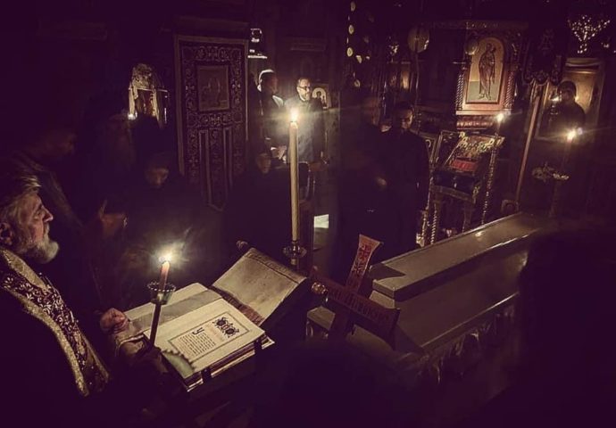 Vladike Grigorije i Dimitrije sa sveštenstvom pored odra blaženopočivšeg vladike Atanasija