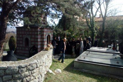 FOTO: U crkvici sagrađenoj po njegovoj želji u porti manastira Tvrdoš počiva vladika Atanasije