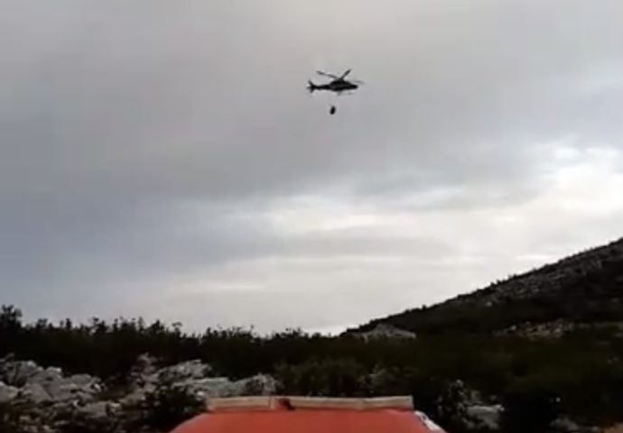VIDEO: Helikopter na terenu, instaliran i bazen za lakše gašenje