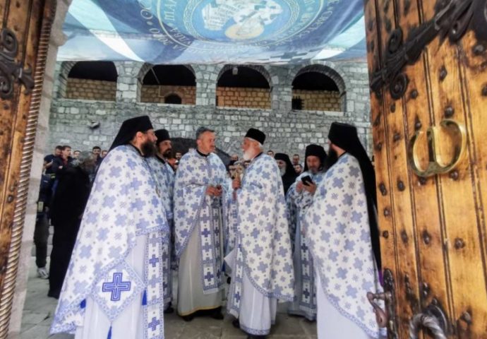 OMILJENOM pesmom blaženopolivšeg mitropolita Amfilohija “Ječam žela” sveštenici čekaju mitropolita Joanikija na Cetinju