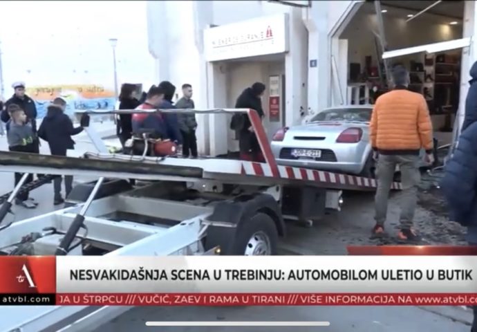 VIDEO: Detalji saobraćajke u centru Trebinja – Tojotom u butik