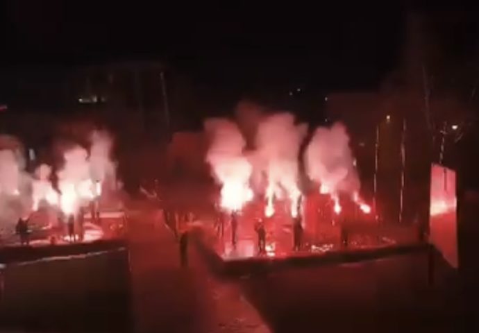 U čast Dana Republike: Veličanstveni vatromet i bakljada u Nevesinju