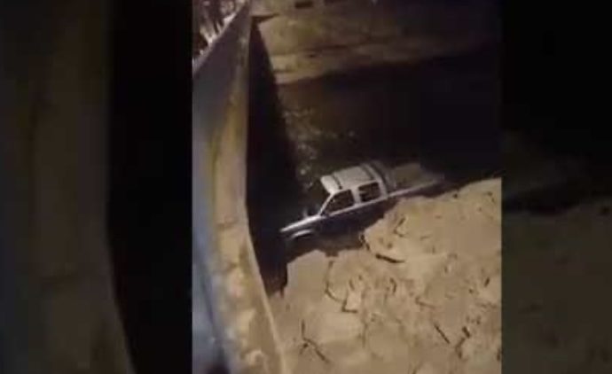 VIDEO: Nesvakidašnje scene – Sletio vozilom s puta, pa pijan vozio kroz rijeku