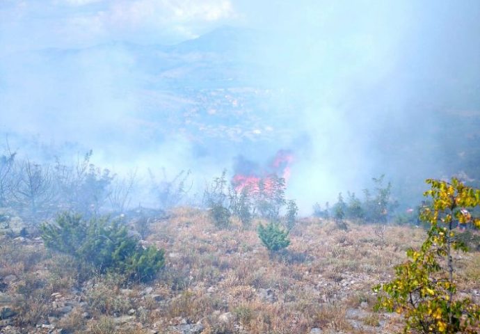 VIDEO: Više požara u Hercegovini – Helikopter gasi vatru