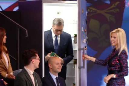 VIDEO:Vučić ponovo izašao iz frižidera, voditeljki poklonio TEGLU KRASTAVACA