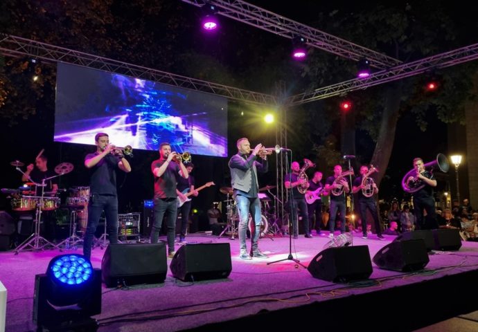 Fenomenalan koncert pod platanima – Dejan Petrović i Big bend razveselili sve prisutne