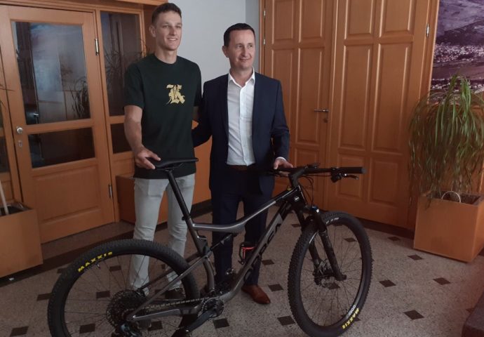 Državnom prvaku u biciklizmu od Grada Trebinja profesionalno biciklo od 8.000 evra