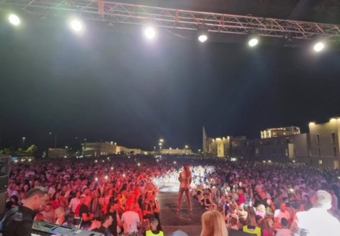 FOTO: Više hiljada ljudi na Cecinom koncertu u Gradu Sunca