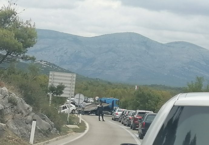 Auto sletio s ceste: Zaustavlje saobraćaj na putu Trebinje – Dubrovnik