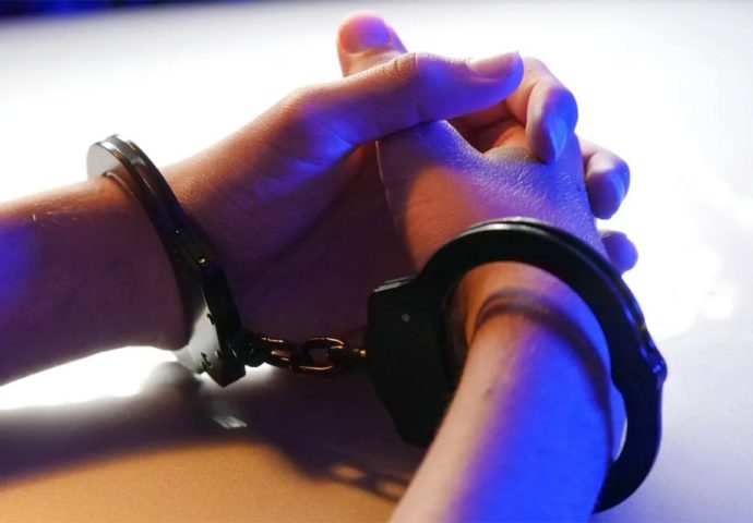 Od građana uzimali novac – Uhapšeni poreski inspektor i saučesnici