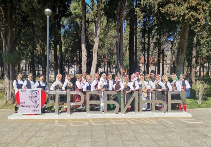 Folkloristi iz više zemalja zaigrali na ulicama Trebinja