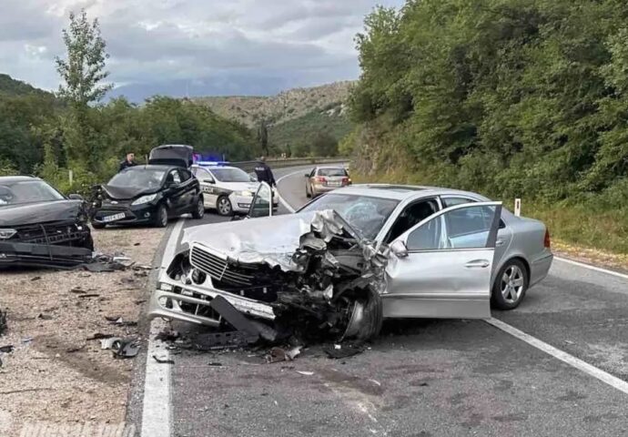 Četiri vozila učestvovala u saobraćajci kod Bune