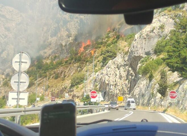 VIDEO: U Omišu izgorjelo 12 kuća i uljara „Orgula“