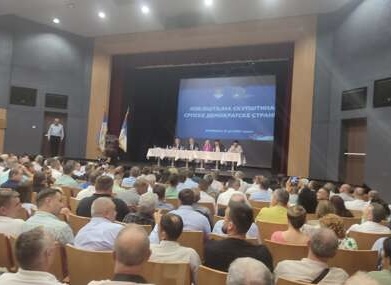 Skupština SDS zapela na prvom koraku: Već 2 sata se svađaju oko dnevnog reda i delegata koje je doveo Ljubiša Petrović