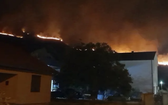 Širi se požar iznad Mostara – Vatrogasci brane kuće