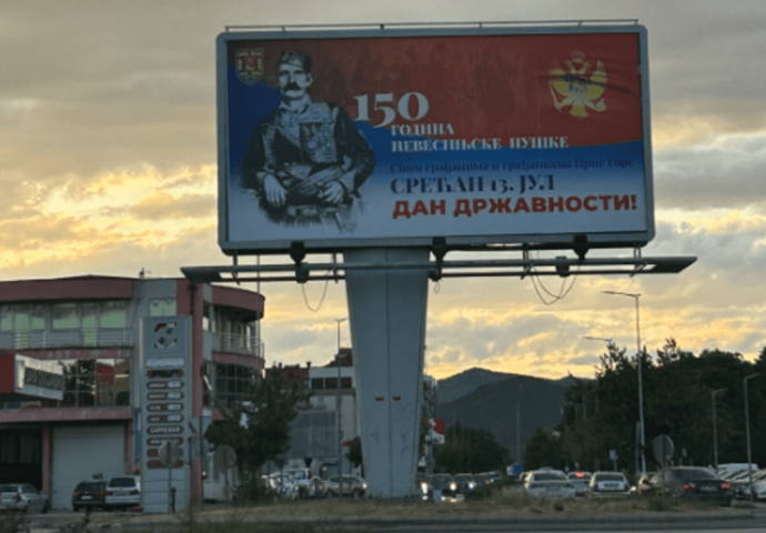 Dan državnosti Crne Gore: Nevesinjska puška i srpska trobojka na bilbordu u Nikšiću