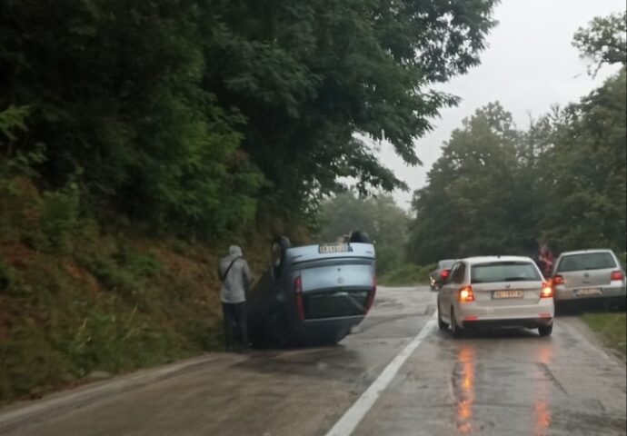 OPREZ! Auto se prevrnuo na putu Gacko – Foča