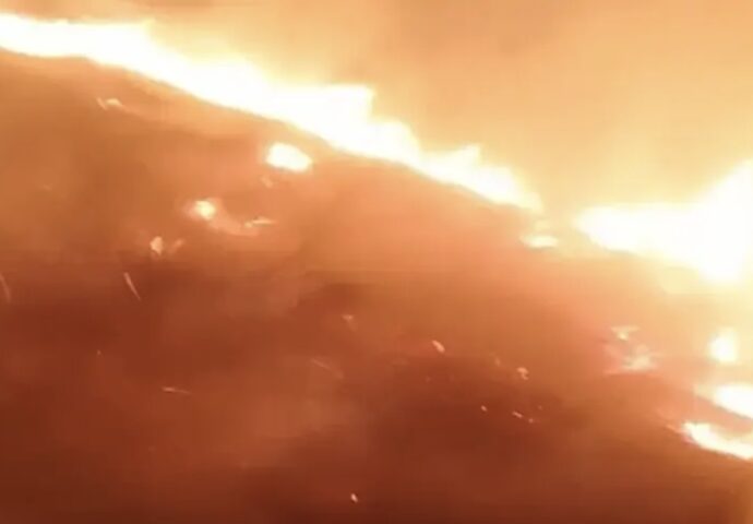 Požar kod Gacka prijeti kućama