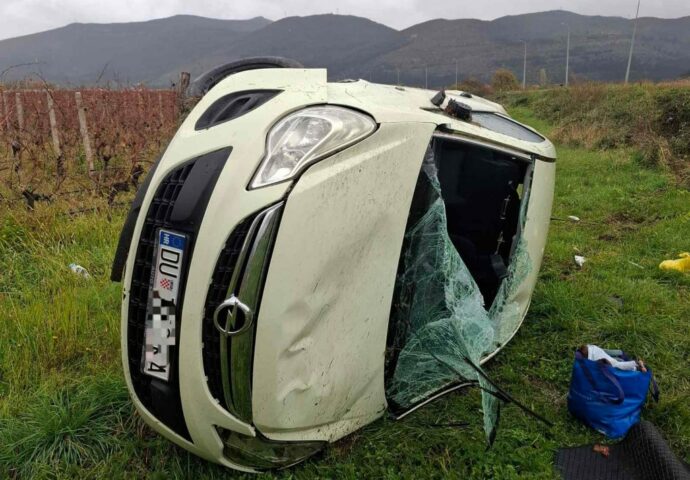 Dva lica povrijeðena u slijetanju auta u Volujcu