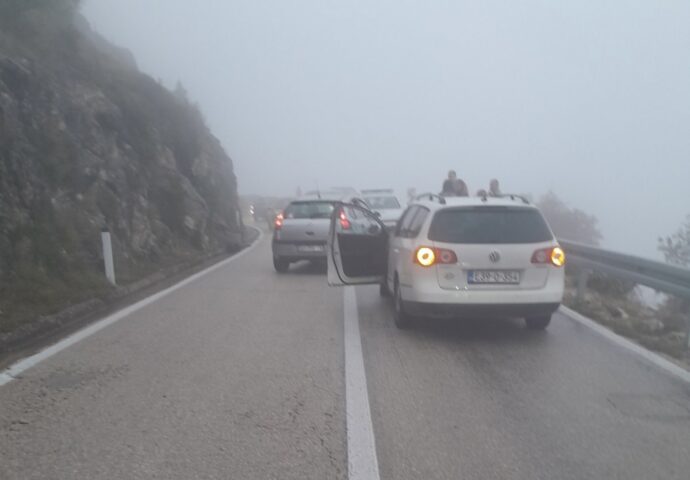 Automobil sletio s ceste na Ivanici