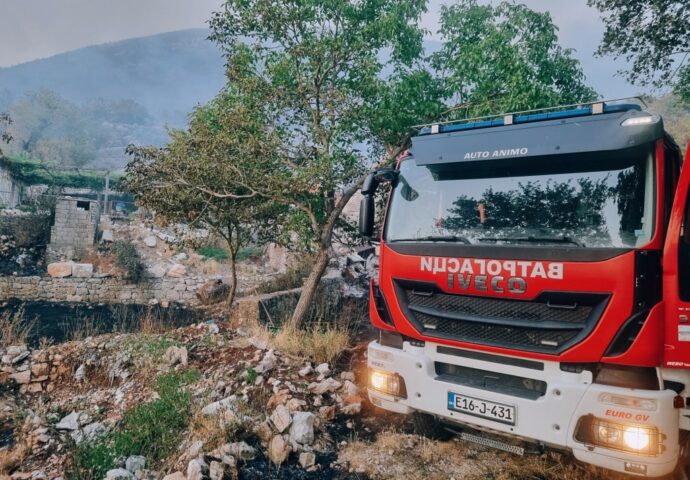 Teška noć za vatrogasce: U požaru na Zupcima izgorjelo sijeno