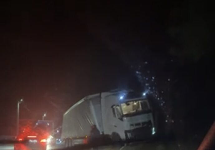 OPREZ! Na putu Bileća – Berkovići šleper udario u drvo