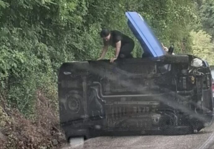 Kadeti Policijske akademije spasavali djevojke iz prevrnutog vozila