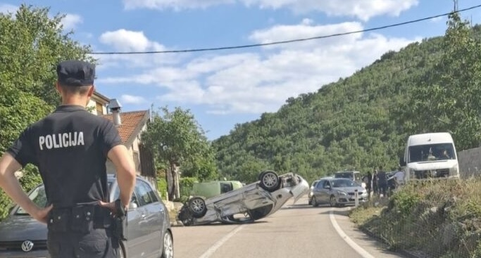 Težak udes kod Drijena – Dva vozila završila na krovu