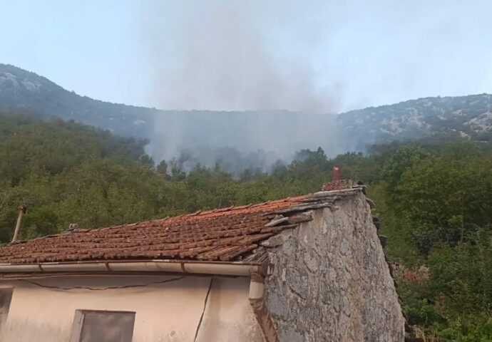 Vatra se približava kućama u Popovom polju