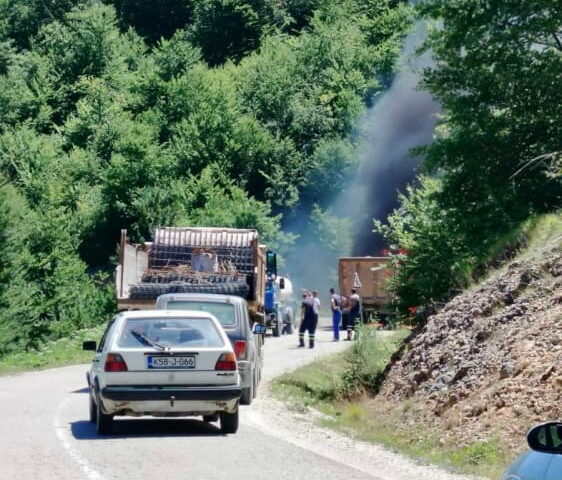 U Bežđeđu se zapalio kamion u vožnji