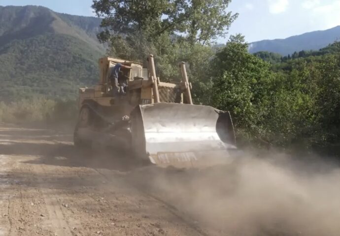 Radnici i mašine na najzahtjevnijim dionicama novog puta Tjentište-Foča